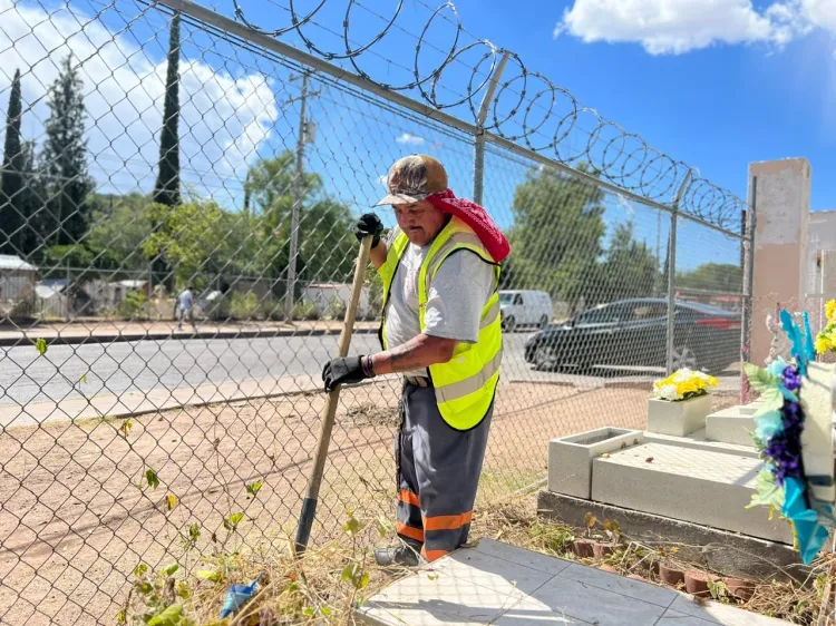 Limpian panteones para Día de Muertos