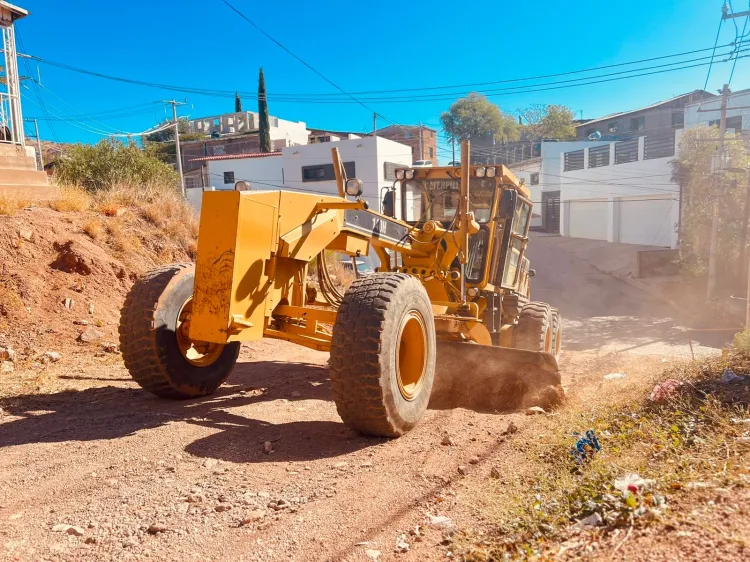 Raspan y nivelan calles en varias colonias citadinas