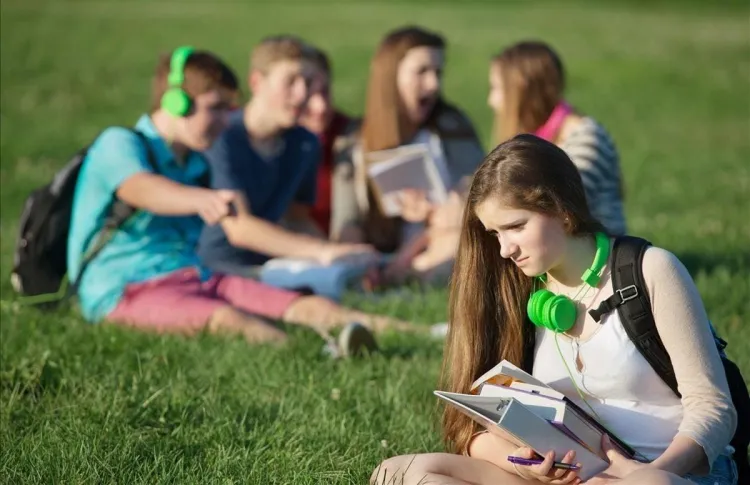 Las adolescentes se sienten más solas que los niños: OMS