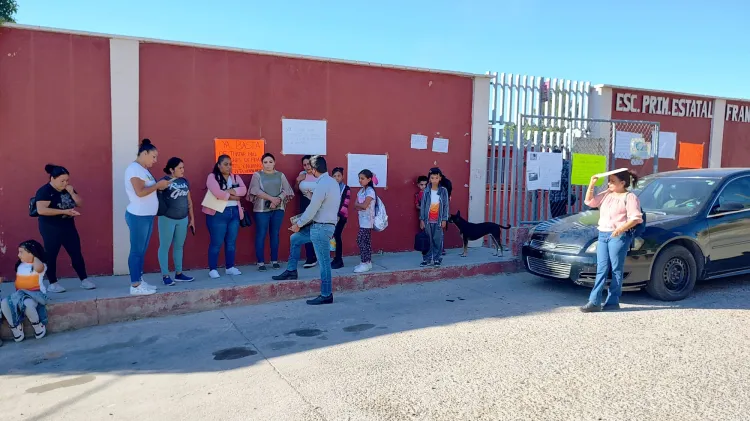 Exigen destitución de directora de primaria