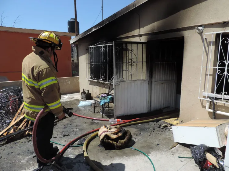 Arrasa incendio con cuatro viviendas en La Mesa