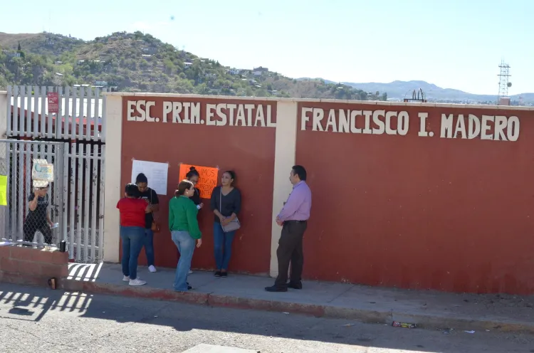 Sigue manifestación en la primaria Francisco I. Madero