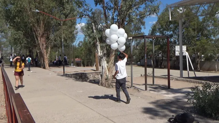 Despiden a Emiliano con globos blancos