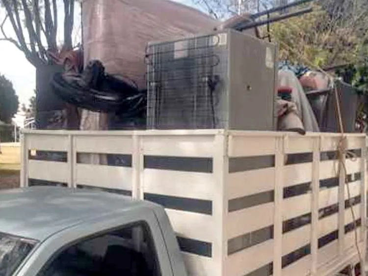 Llegan en camioneta y se llevan pertenencias en vivienda