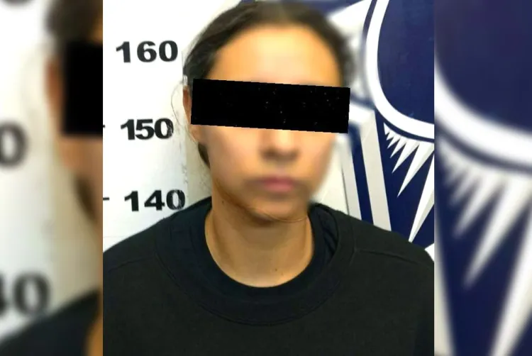 Arrestan a mujer por golpear y dañar vehículo de otra fémina