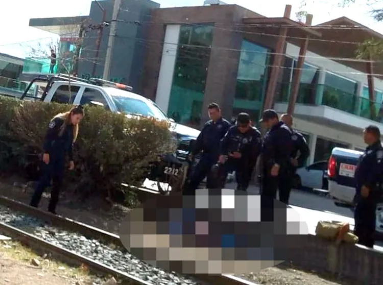 Intenta ganarle al tren y pierde una extremidad