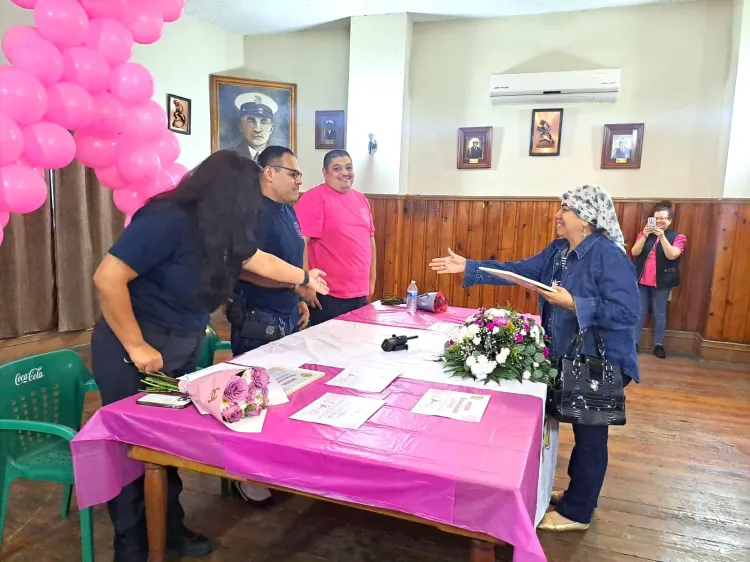 Apoyan bomberos a mujeres que luchan contra el cáncer