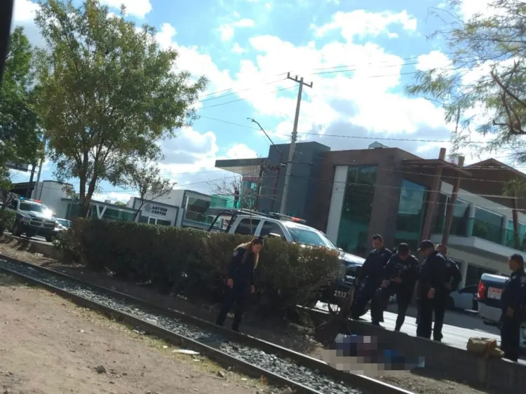Confirman que mujer cayó de vagón del tren y estuvo a punto de perder un pie