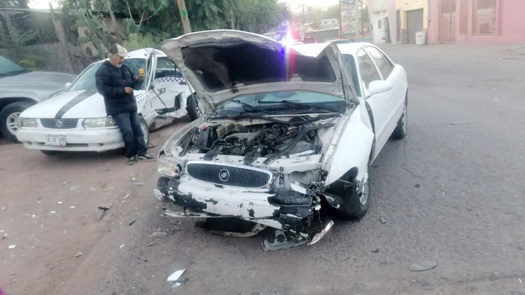 Quedan lesionados conductores en aparatoso choque