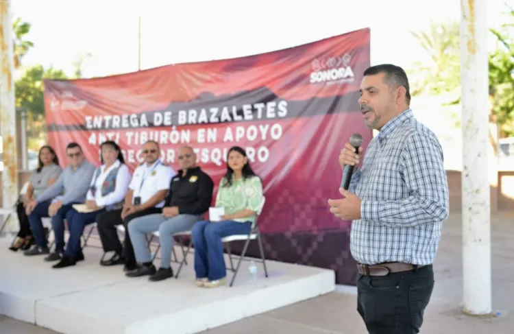 Reciben pescadores brazaletes anti tiburón