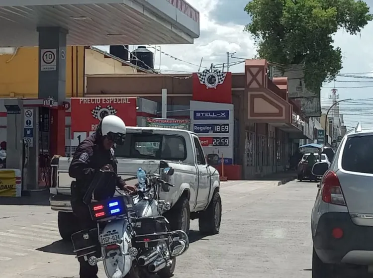Saquean vehículo estacionado en la vía pública