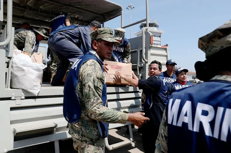 Lleva Ejército víveres a acapulqueños; reclaman más ayuda