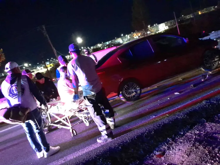 Resultan dos personas lesionadas en un choque múltiple en la carretera