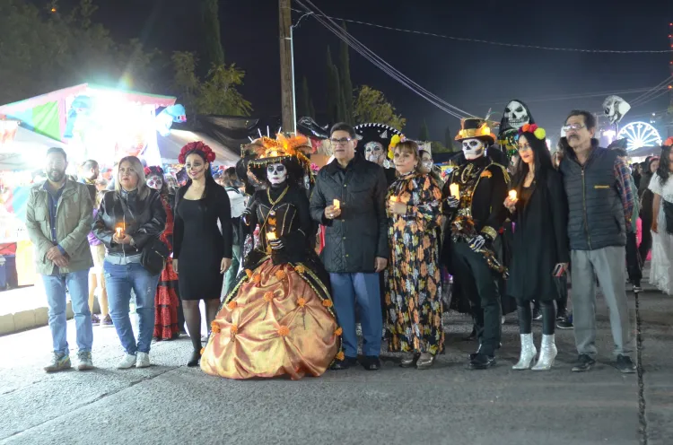 Realizan procesión de catrinas en el Día de los Fieles Difuntos