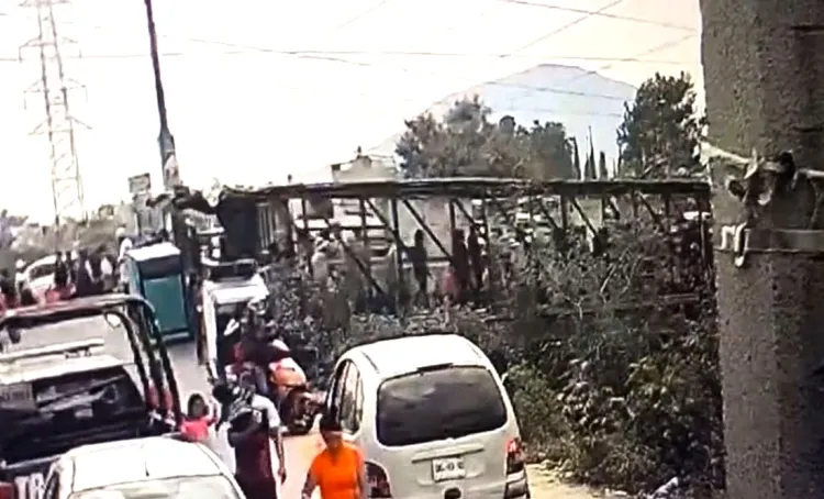 Captan en video caída de puente entre Neza y Chimalhuacán