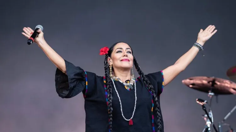 Lila Downs rinde homenaje a su esposo