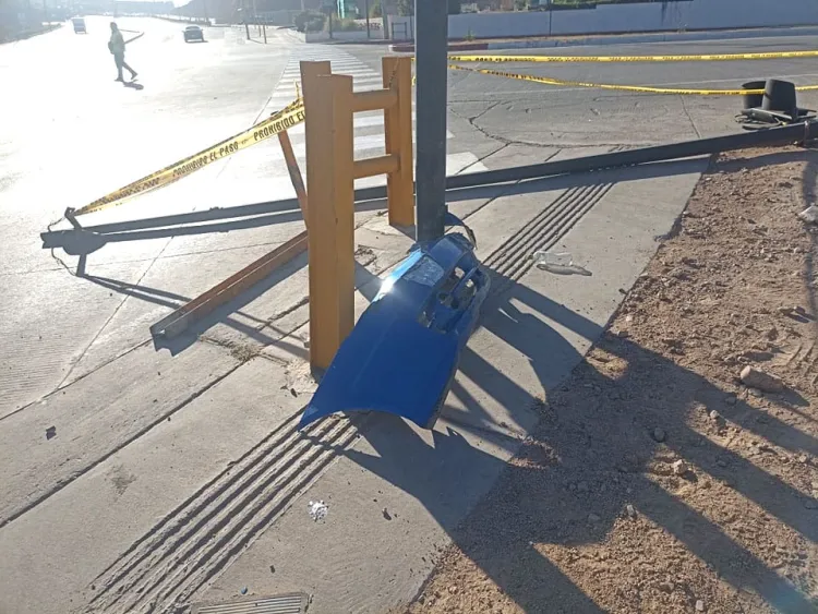 Resulta con lesiones graves conductor que derribó semáforo en periférico
