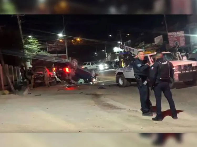 Internan a conductor después de volcamiento tras persecución de autoridades