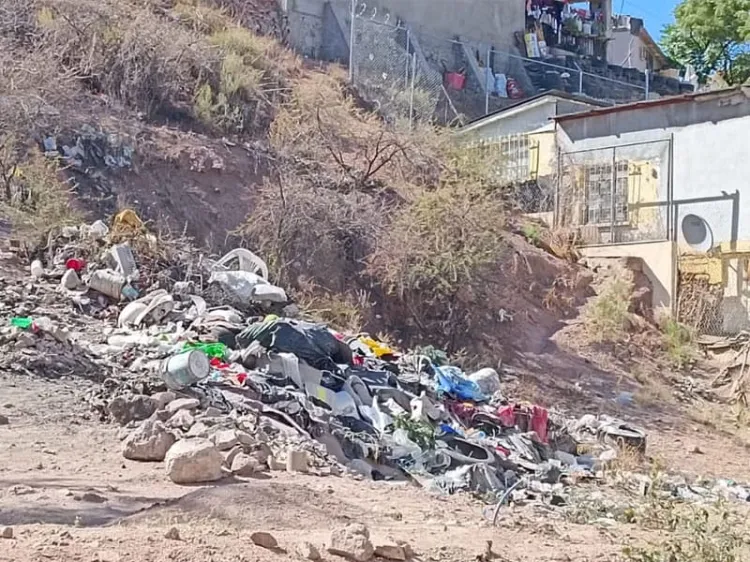 Limpian basurero clandestino de la colonia Altamira