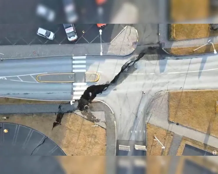 Se hacen enormes grietas por temblores en Islandia