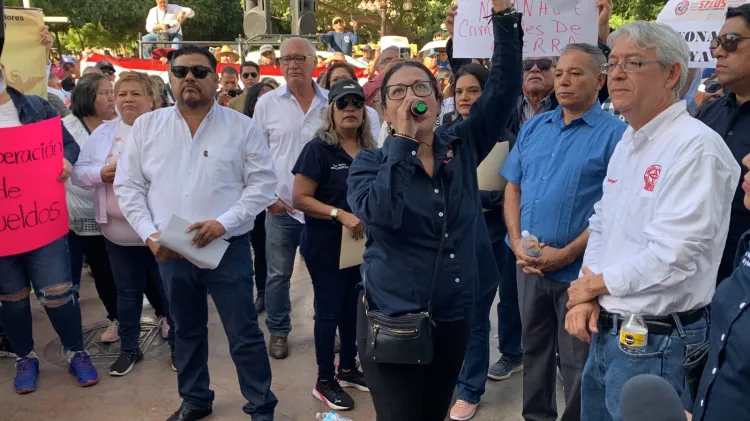 Se manifiestan organizaciones sindicales frente a palacio de gobierno