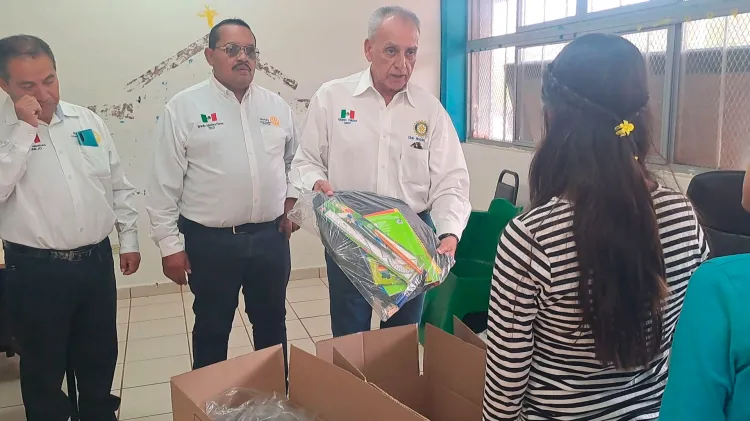 Hace Club Rotario Nogales Industrial entrega de mochilas en escuelas de esta frontera