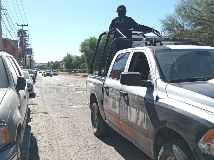 Le roban mientras mete mandado a su vivienda