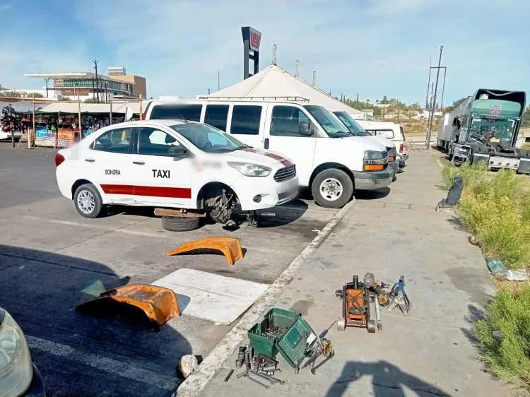 Detienen a mecánicos por trabajar en vía pública y derramar aceite en el suelo