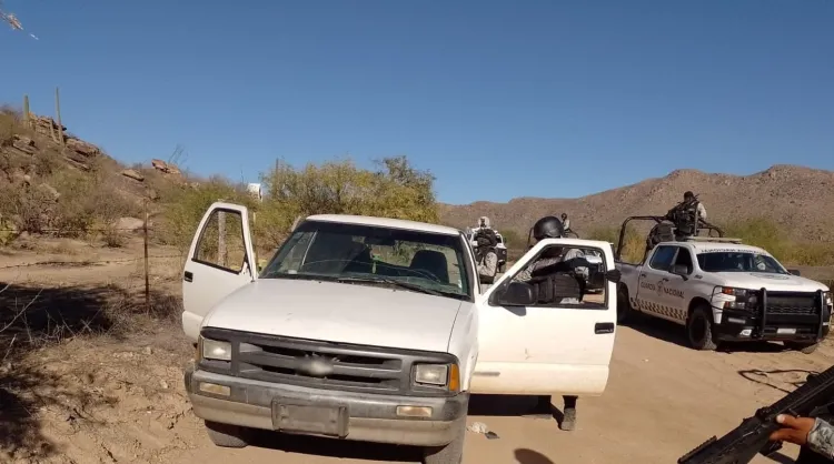 Aseguran armamento en camioneta abandonada