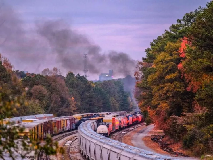 Descarrila tren en Atlanta y provoca incendio