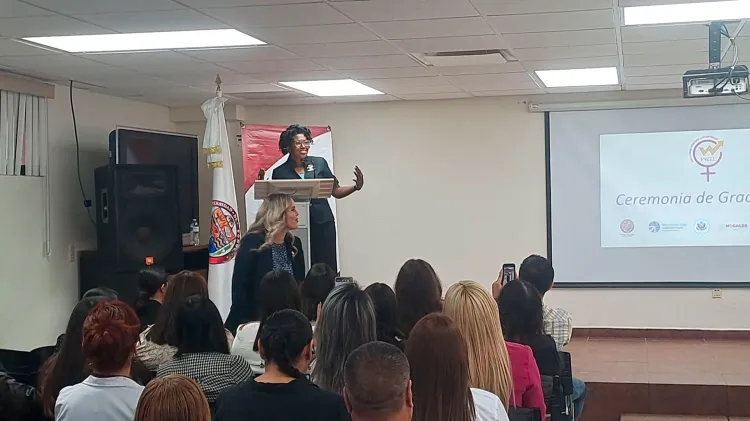 Egresan 50 mujeres del programa WEEL