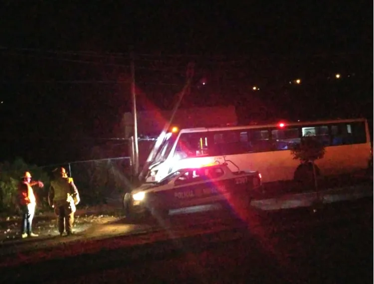 Derriba camión poste de la CFE en colonia San Miguel