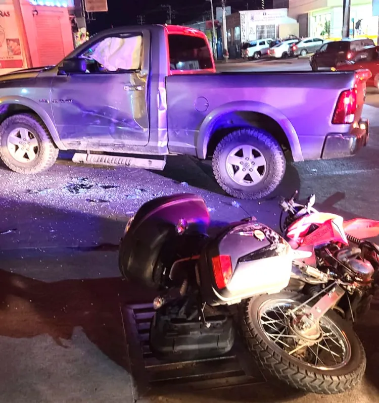 Ocasiona conductor impacto de socorrista en motocicleta