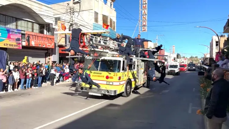 Desfilan por aniversario de la Revolución Mexicana