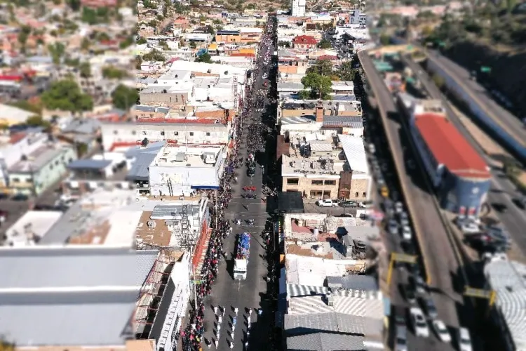 Disfrutan nogalenses del desfile de la Revolución