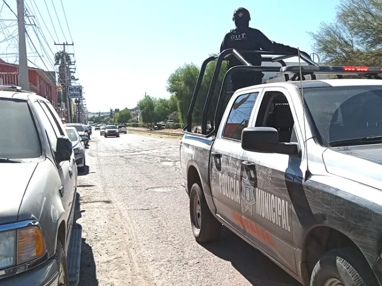 Detienen a conductor ebrio por ir hablando por celular