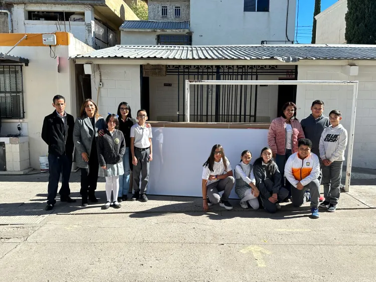 Entregan pintarrones a escuela Benito Juárez