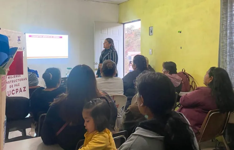 Capacitan a mujeres en prevención de violencia