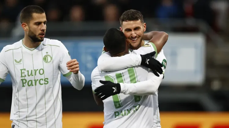 Triplete de Santiago Giménez