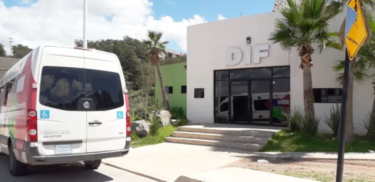 Abandonan a niña de seis años en parque; la rescatan autoridades