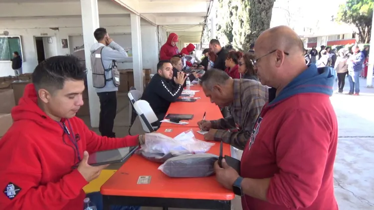 En marcha entrega de uniformes escolares