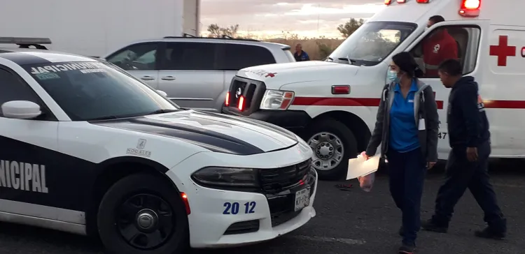 No respeta el semáforo y provoca choque