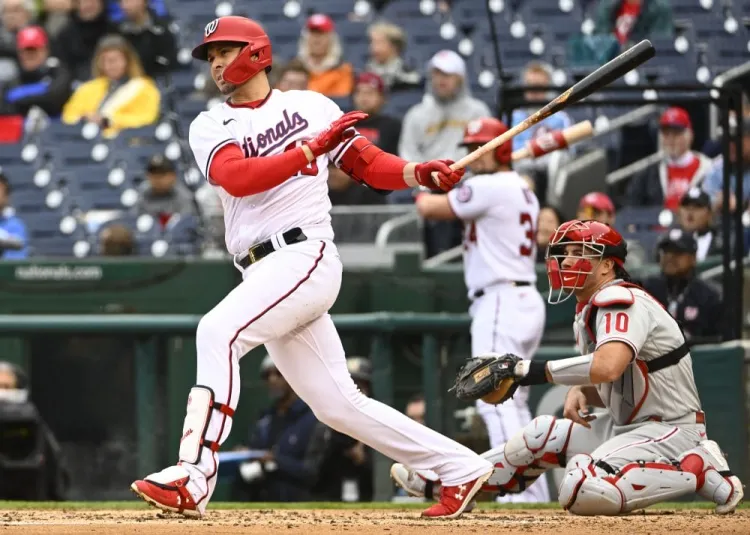 Tomateros anuncia a Meneses