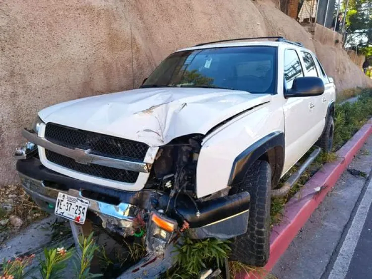 Ocasiona aparatoso accidente conductor en el periférico LCD