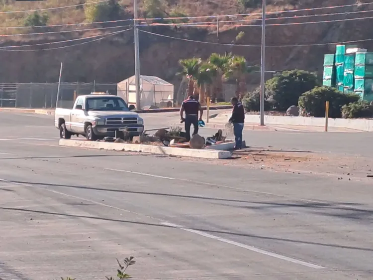 Trabajan en reposición de semáforo del periférico LDC