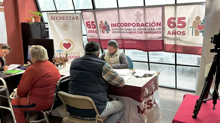 Invitan a adultos mayores a tramitar pensión universal