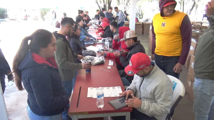 Entregan uniformes escolares sin contratiempos