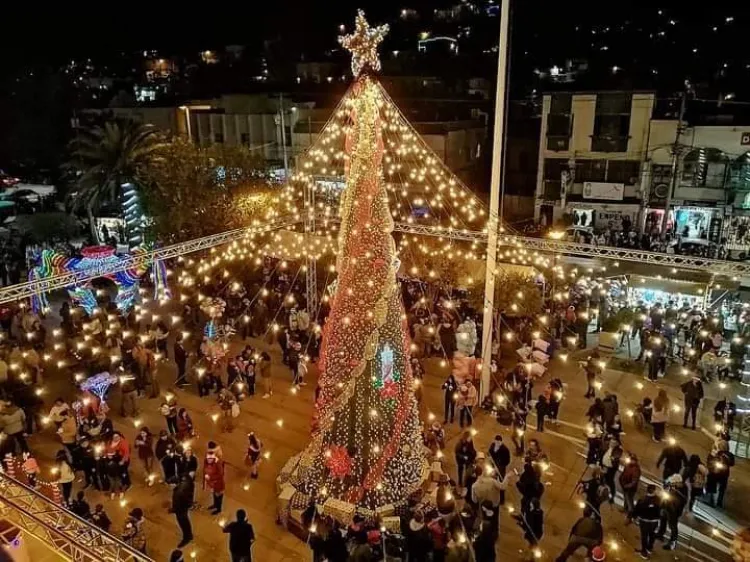 Encienden Árbol Navideño