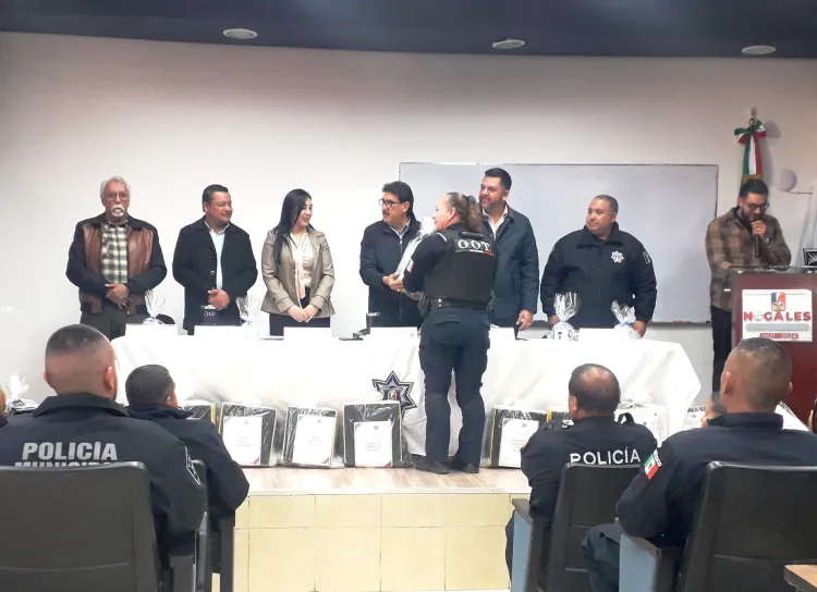 Galardonan a Policía del Mes y entregan uniformes