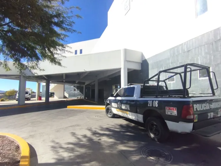 Cae trabajador de poste; lo internan de gravedad